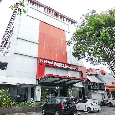 Oyo 1318 Hotel Prince Boulevard Manado Exterior photo