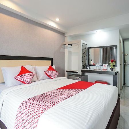 Oyo 1318 Hotel Prince Boulevard Manado Exterior photo