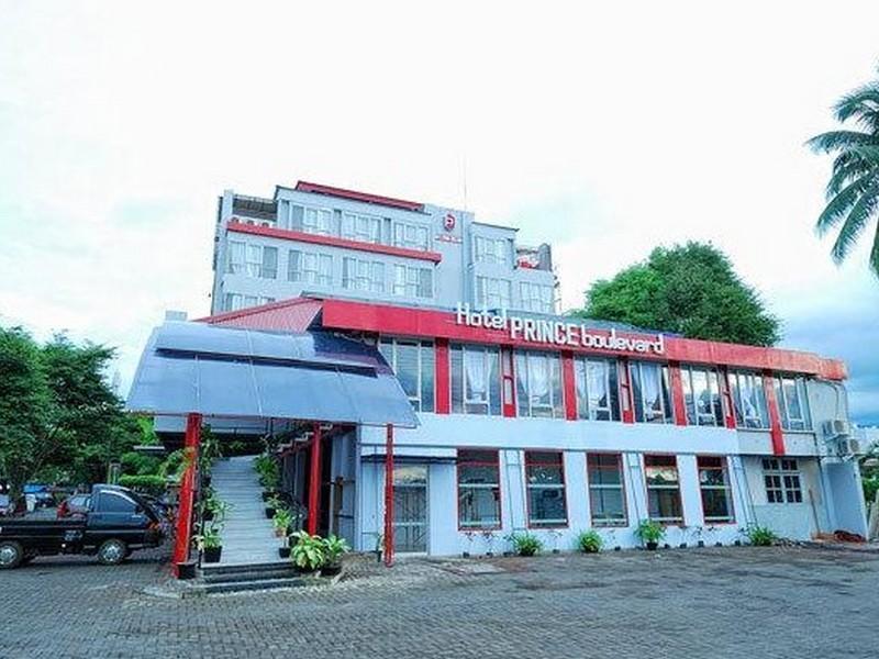Oyo 1318 Hotel Prince Boulevard Manado Exterior photo