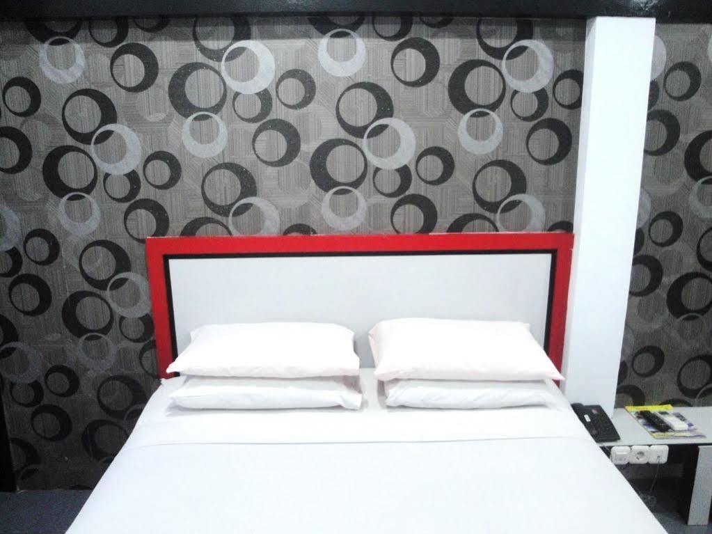 Oyo 1318 Hotel Prince Boulevard Manado Exterior photo
