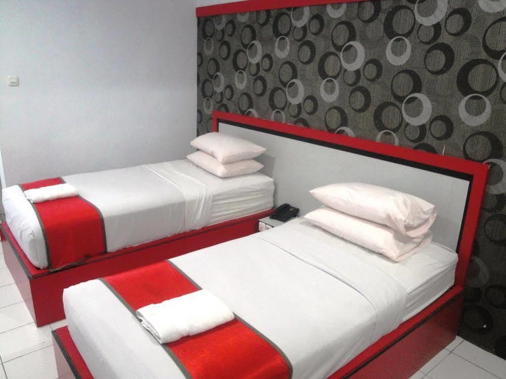 Oyo 1318 Hotel Prince Boulevard Manado Exterior photo