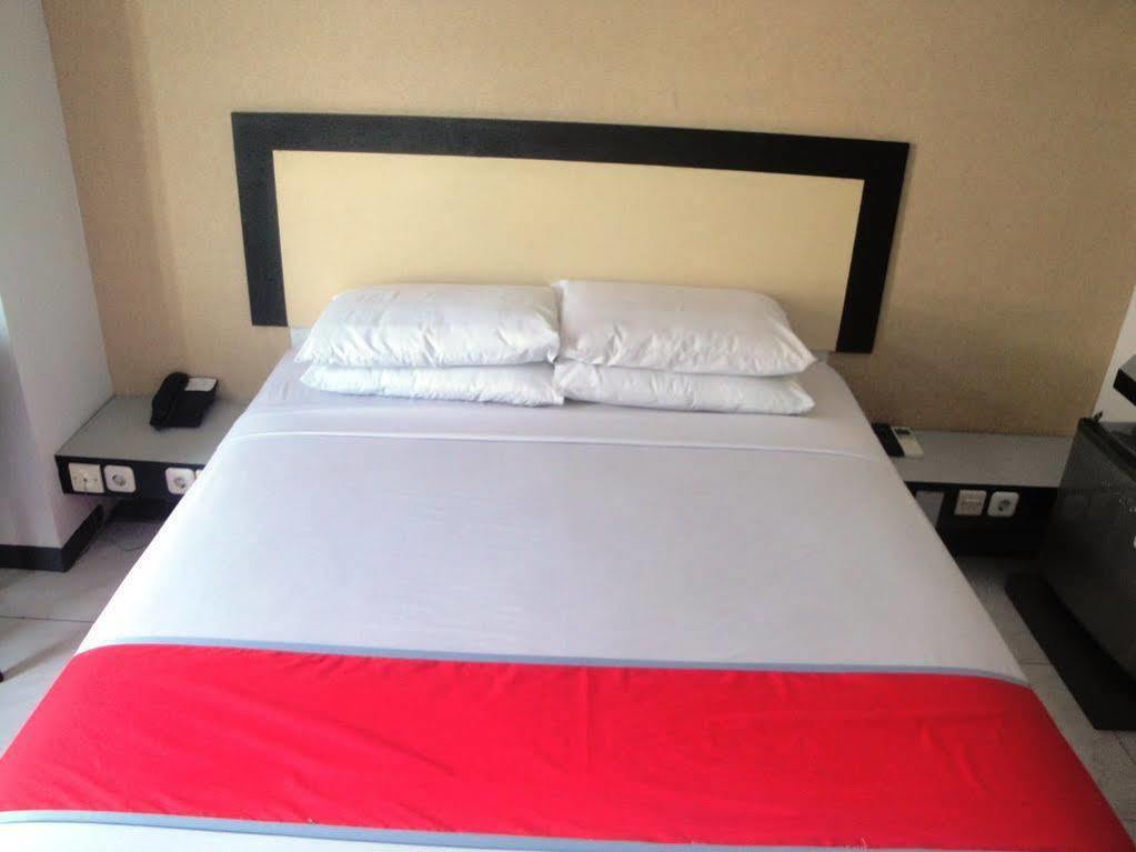 Oyo 1318 Hotel Prince Boulevard Manado Exterior photo
