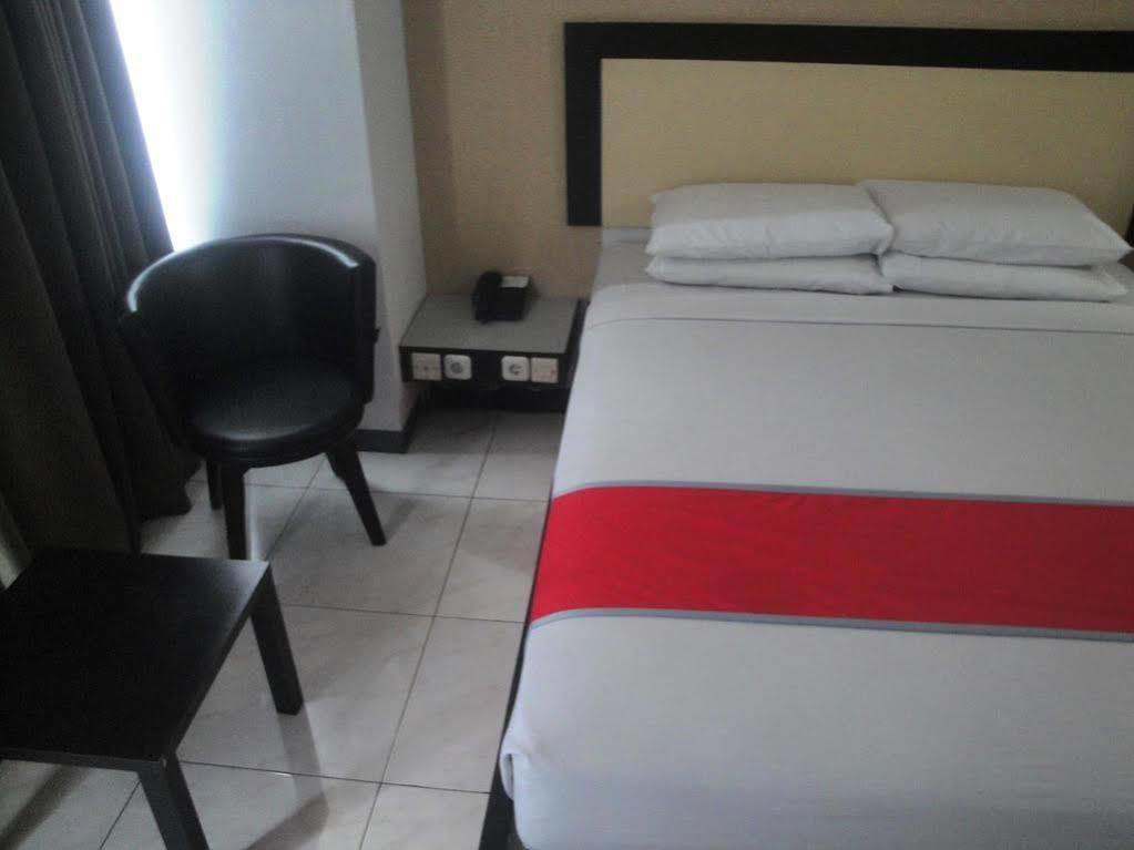 Oyo 1318 Hotel Prince Boulevard Manado Exterior photo