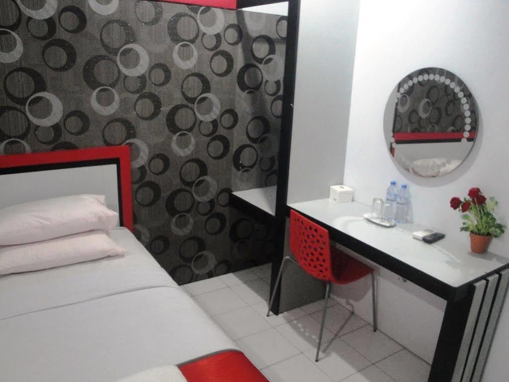 Oyo 1318 Hotel Prince Boulevard Manado Exterior photo