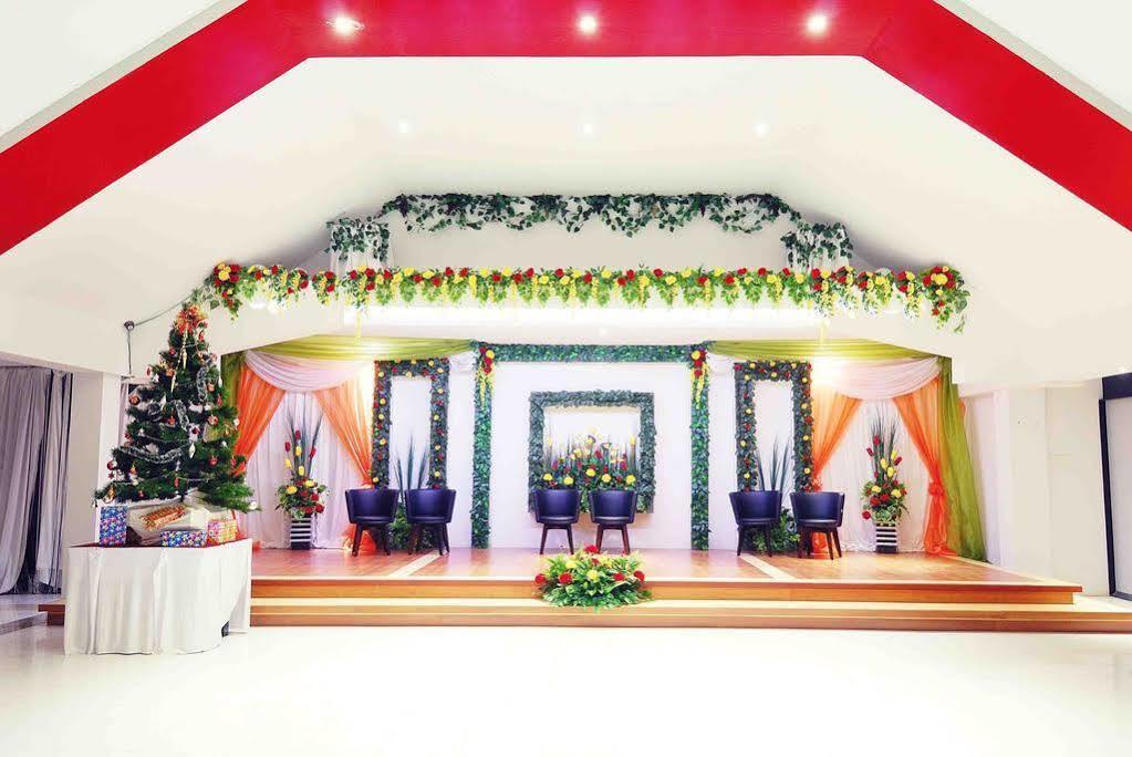 Oyo 1318 Hotel Prince Boulevard Manado Exterior photo