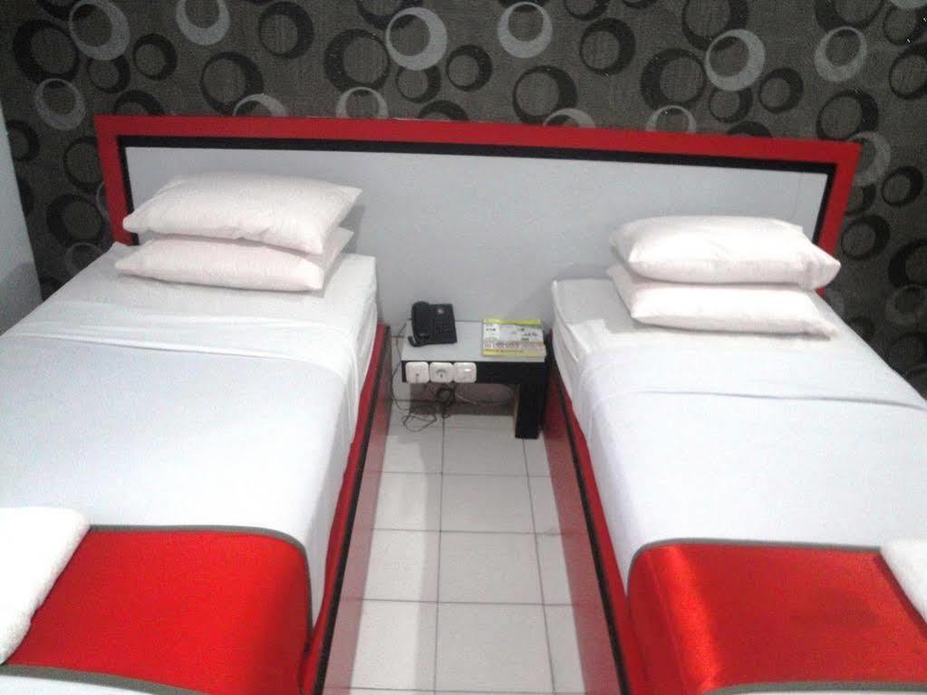 Oyo 1318 Hotel Prince Boulevard Manado Exterior photo