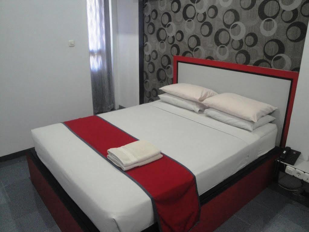 Oyo 1318 Hotel Prince Boulevard Manado Exterior photo