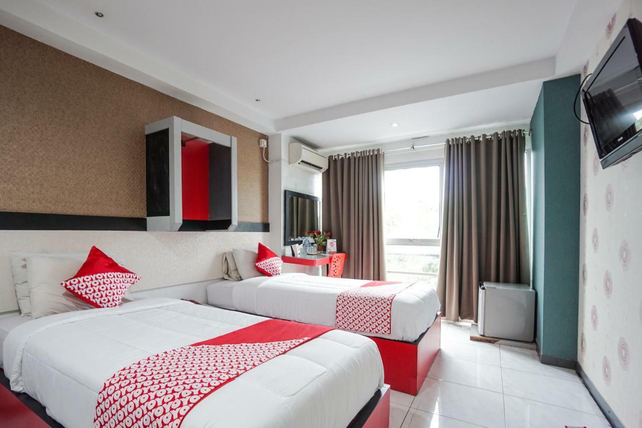 Oyo 1318 Hotel Prince Boulevard Manado Exterior photo