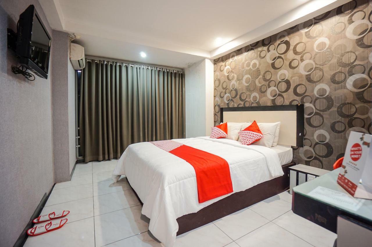 Oyo 1318 Hotel Prince Boulevard Manado Exterior photo
