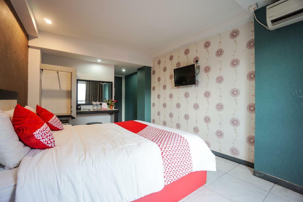 Oyo 1318 Hotel Prince Boulevard Manado Exterior photo