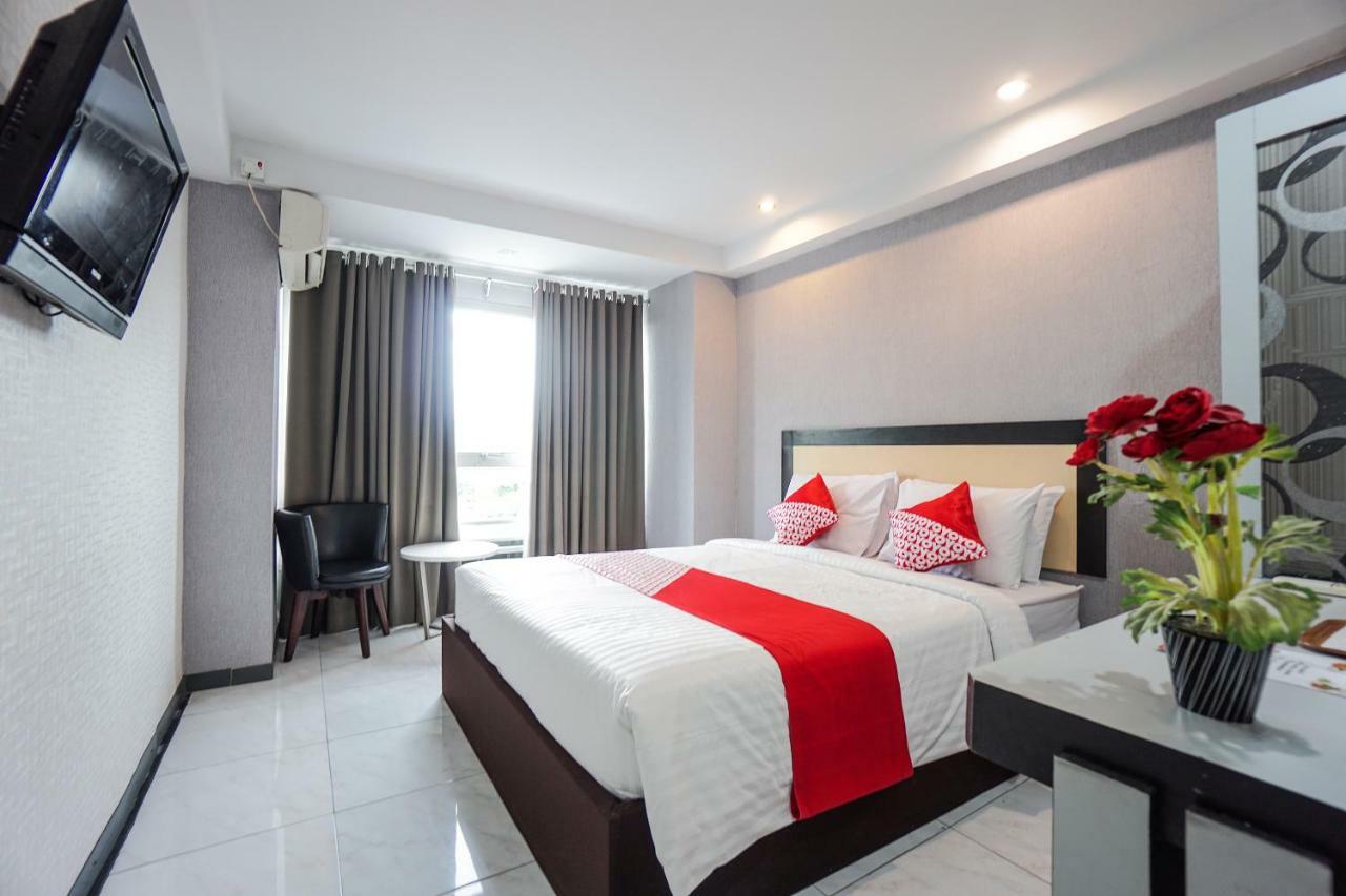 Oyo 1318 Hotel Prince Boulevard Manado Exterior photo