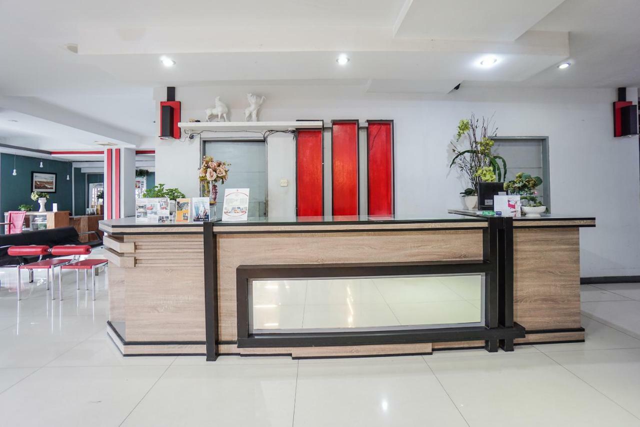 Oyo 1318 Hotel Prince Boulevard Manado Exterior photo
