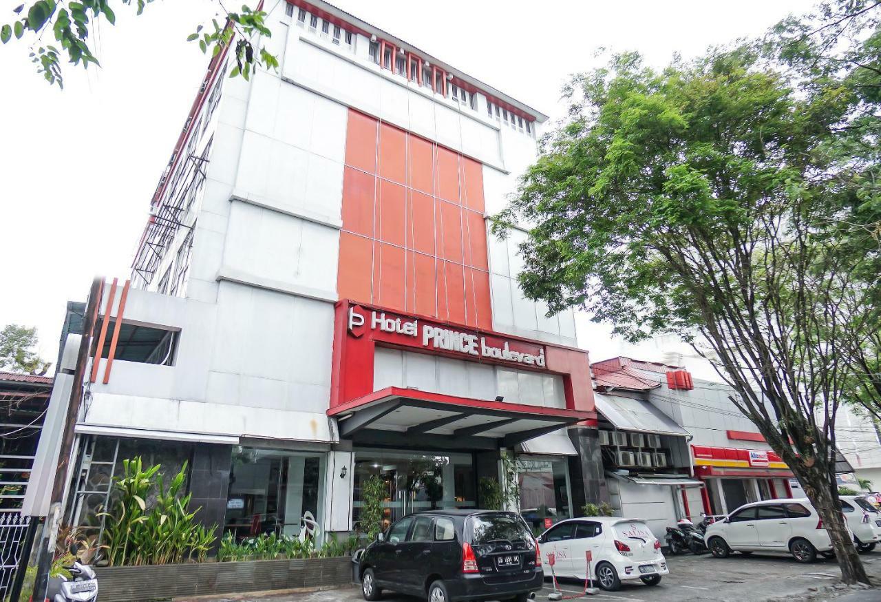 Oyo 1318 Hotel Prince Boulevard Manado Exterior photo