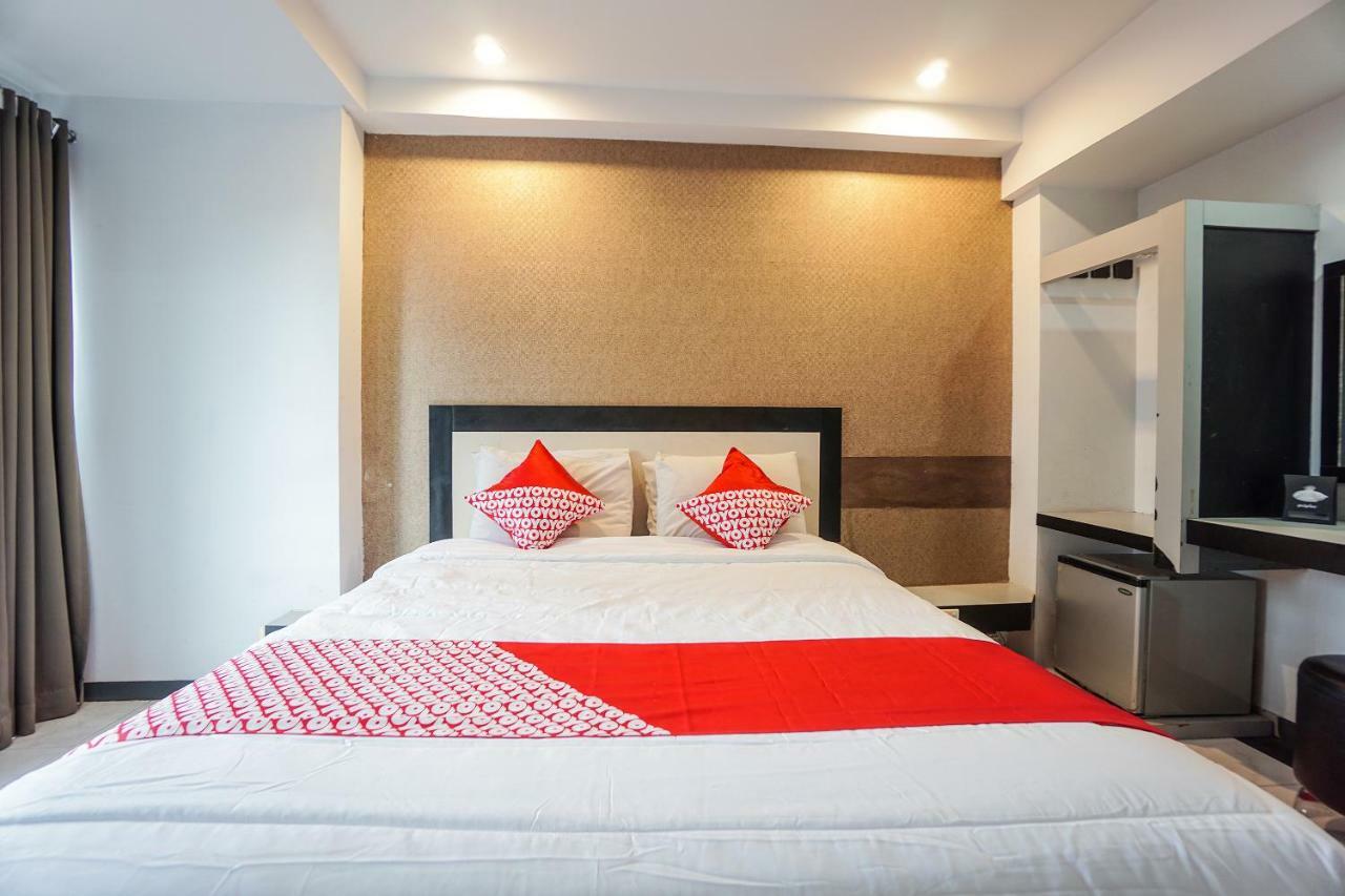 Oyo 1318 Hotel Prince Boulevard Manado Exterior photo