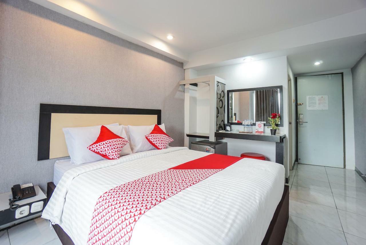 Oyo 1318 Hotel Prince Boulevard Manado Exterior photo