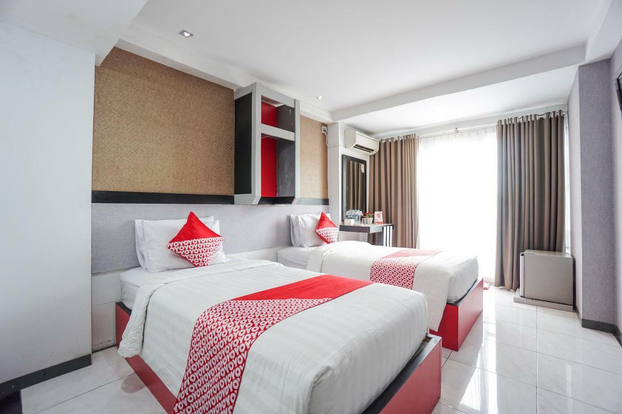 Oyo 1318 Hotel Prince Boulevard Manado Exterior photo