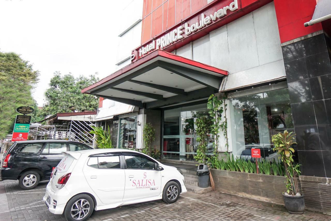 Oyo 1318 Hotel Prince Boulevard Manado Exterior photo